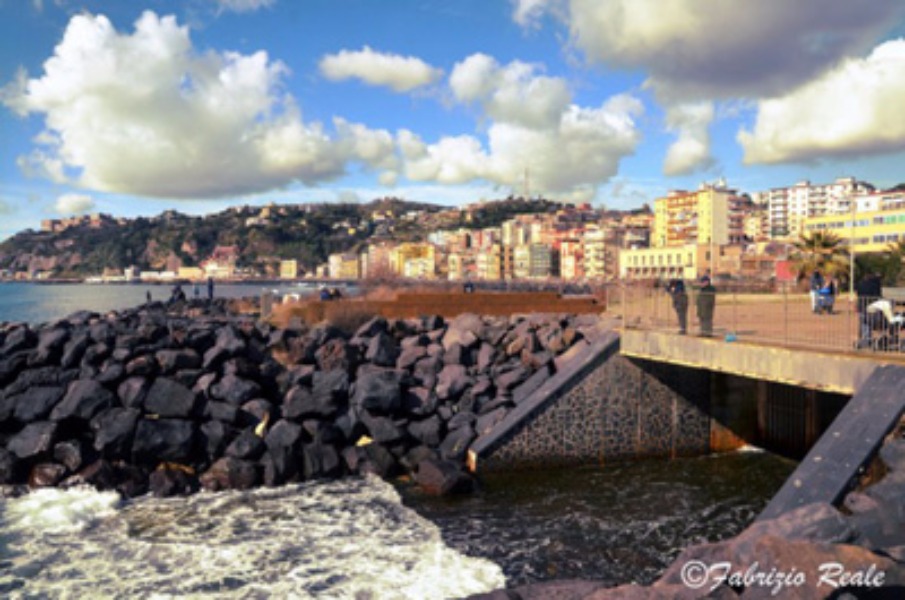 PERCHE' IL MARE NON BAGNA BAGNOLI